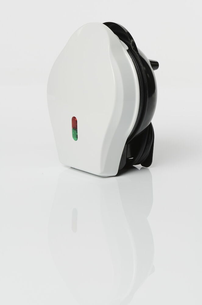 Vitt belgiskt våffeljärn stående med indikatorlampor.