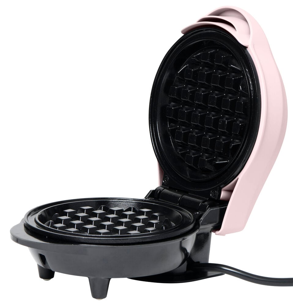 Rosa belgiskt våffeljärn med öppet lock.