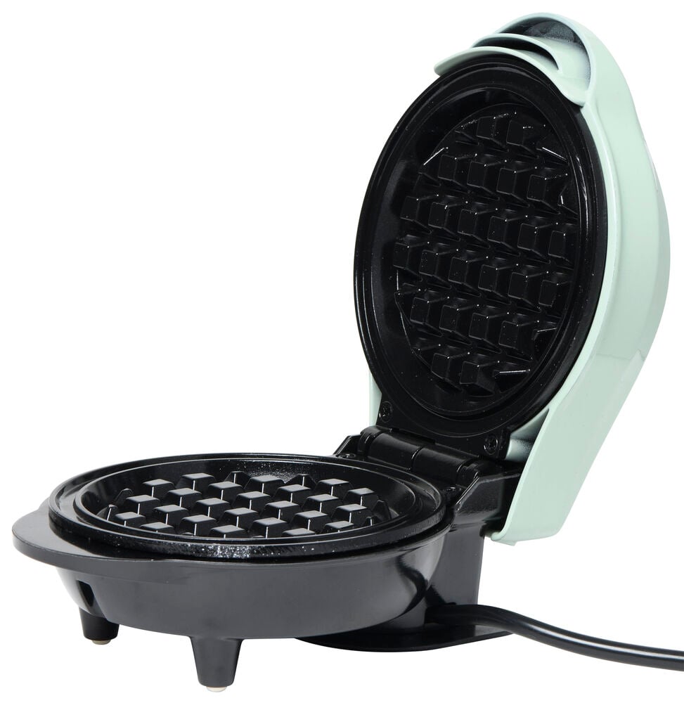 Öppet belgiskt våffeljärn med svart nonstick-yta.