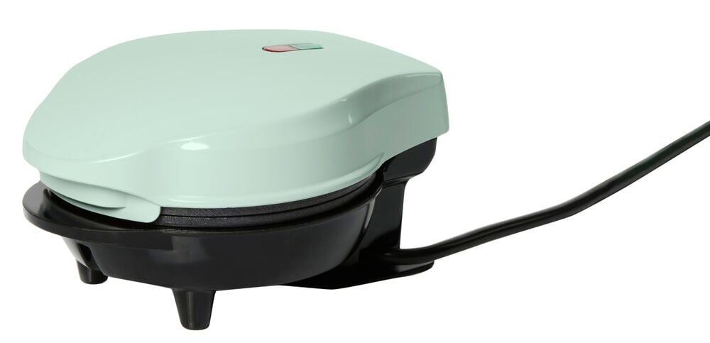 Svart och grått belgiskt våffeljärn med sladd.