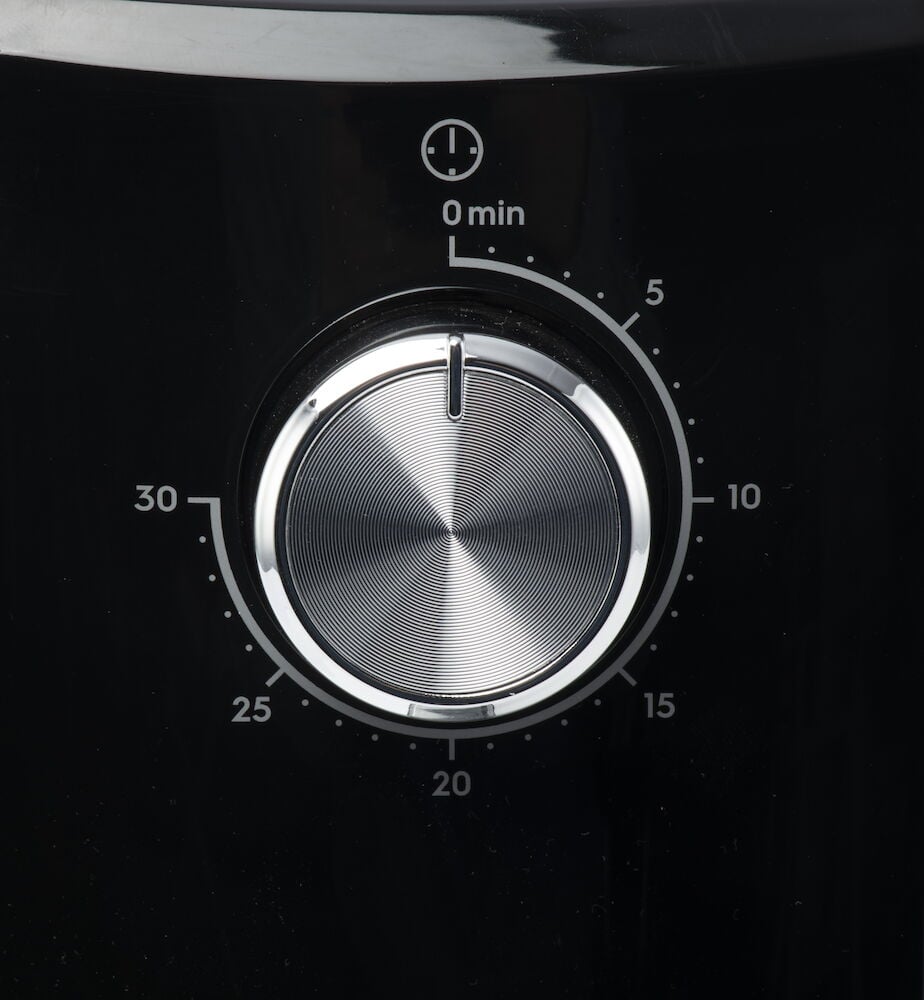 Närbild av svart airfryer med silverfärgad timer.