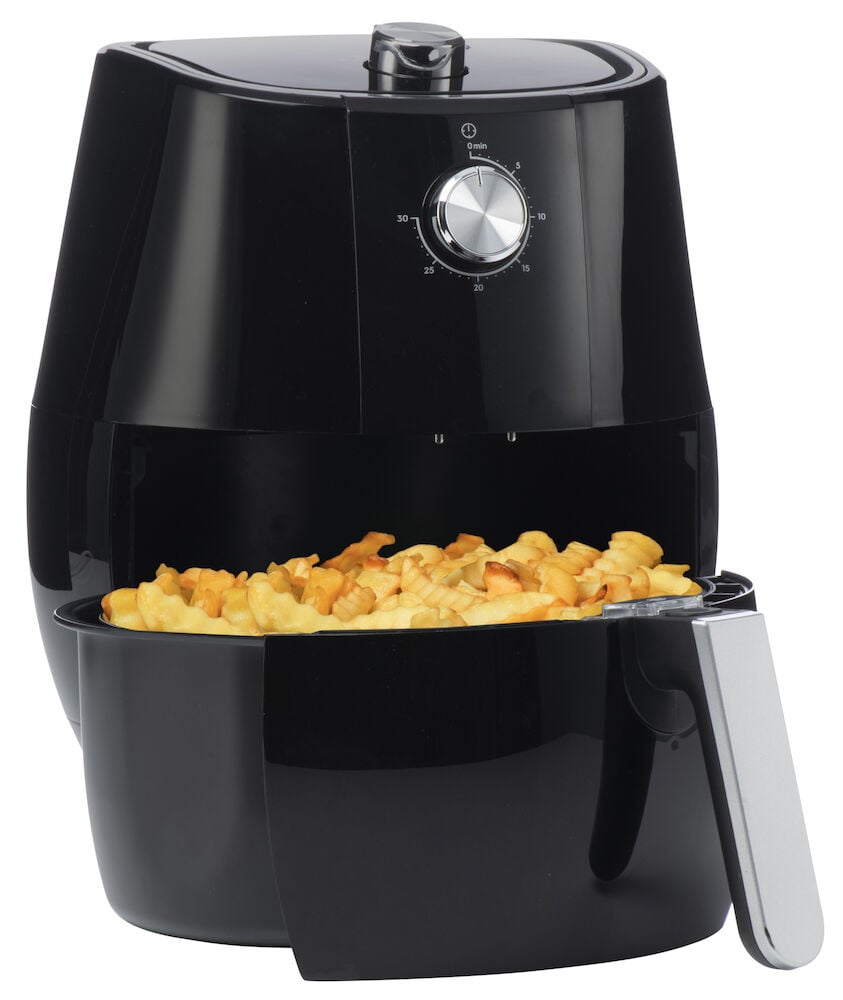 Svart airfryer med utdragen korg fylld med pommes.