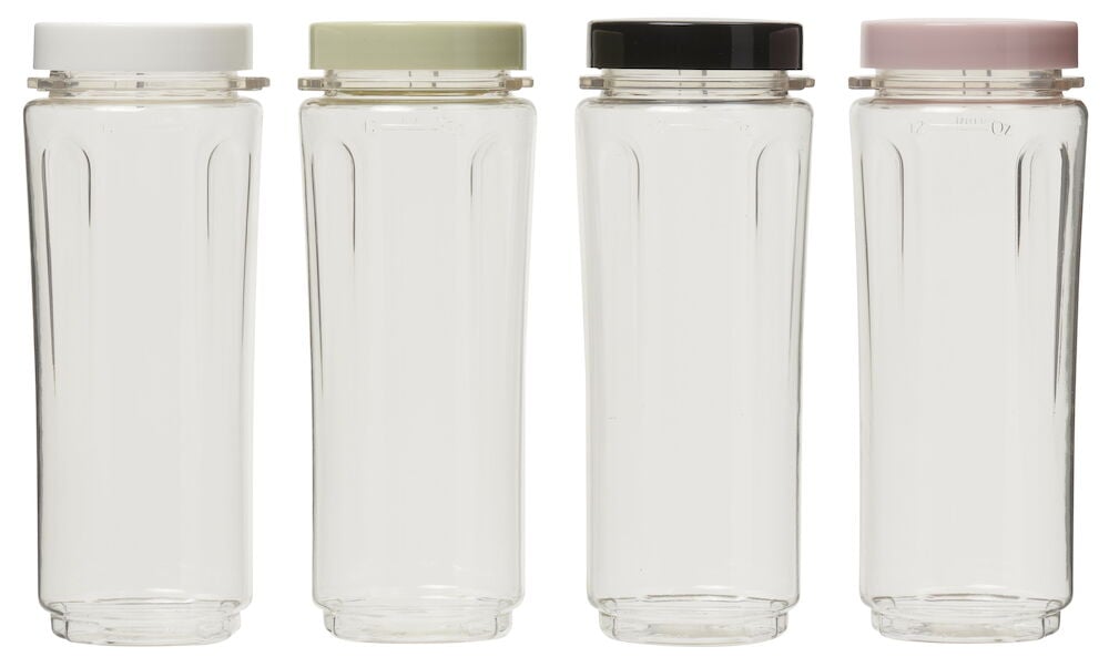 Fyra plastflaskor med lock i olika färger.