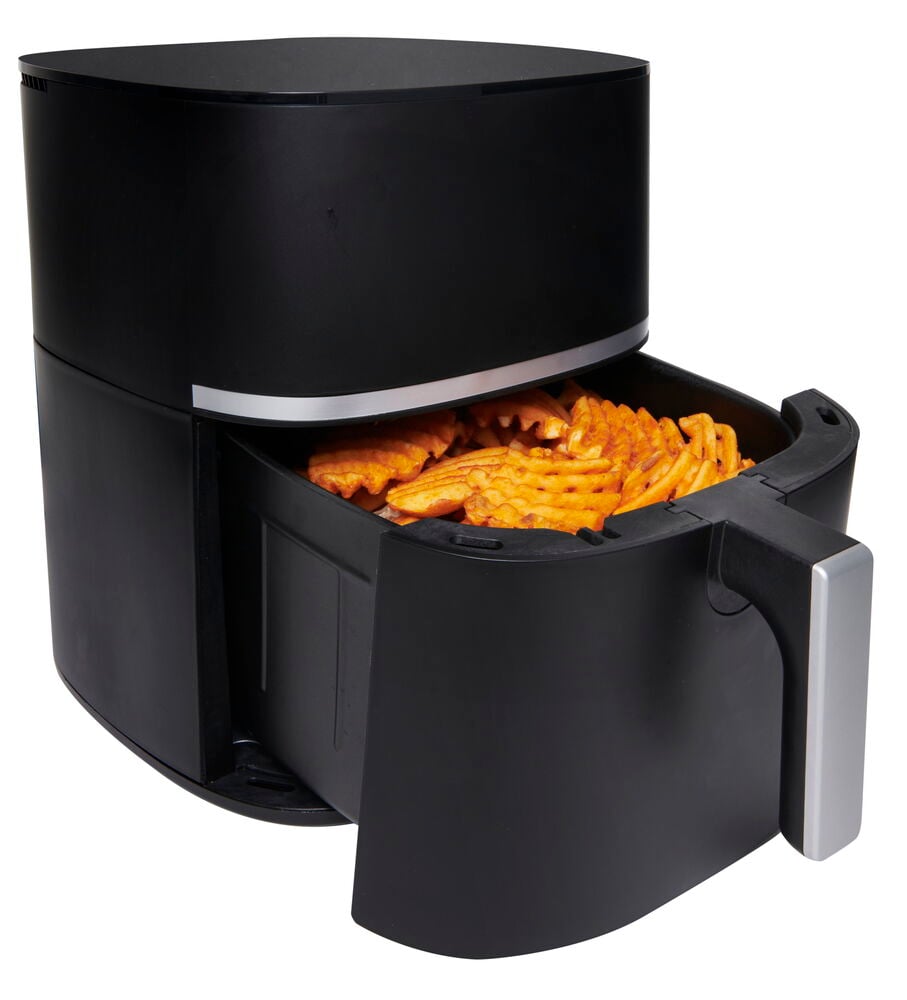 Svart airfryer med utdragen korg och pommes frites.