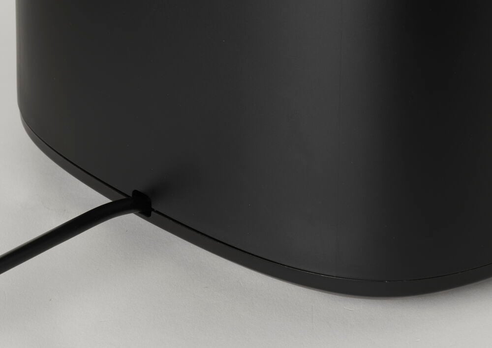 Svart airfryer hörn med ansluten strömkabel.