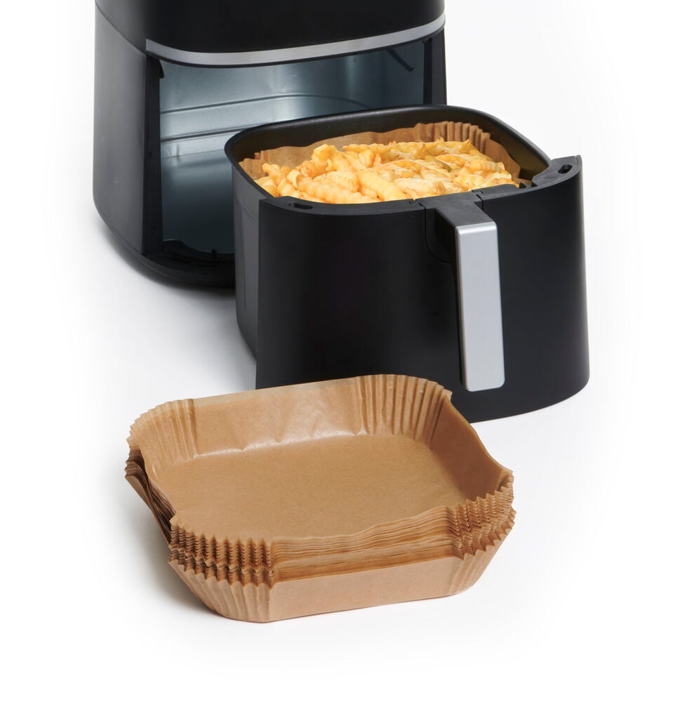 Fyrkantiga papper i airfryer med pommes frites.