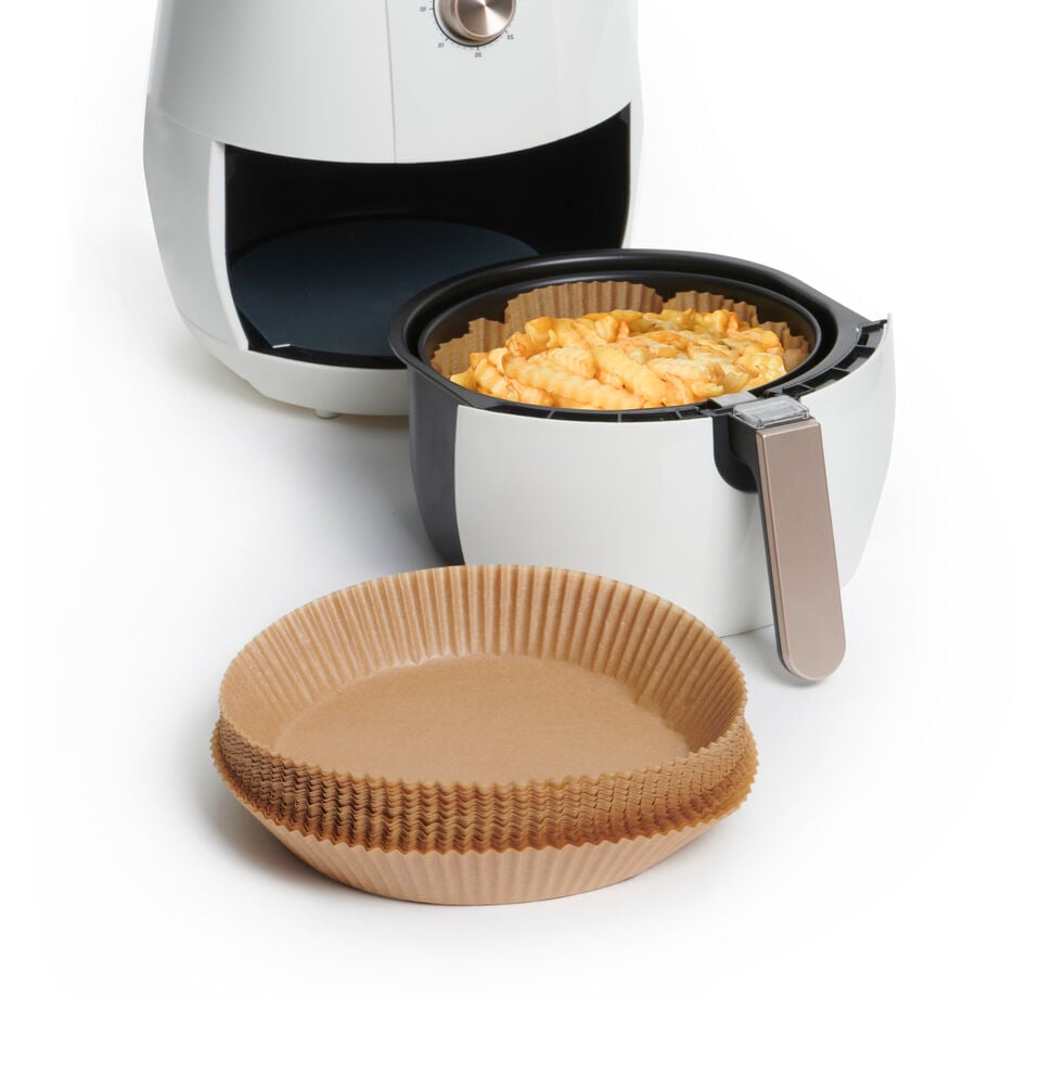 Runda airfryer papper med räfflade kanter.