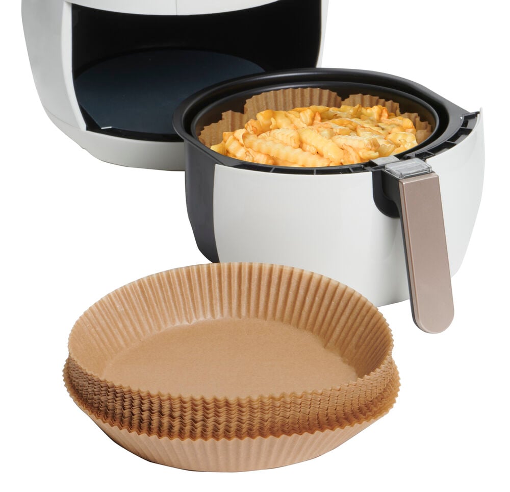 Bruna runda airfryer papper och airfryer med pommes.