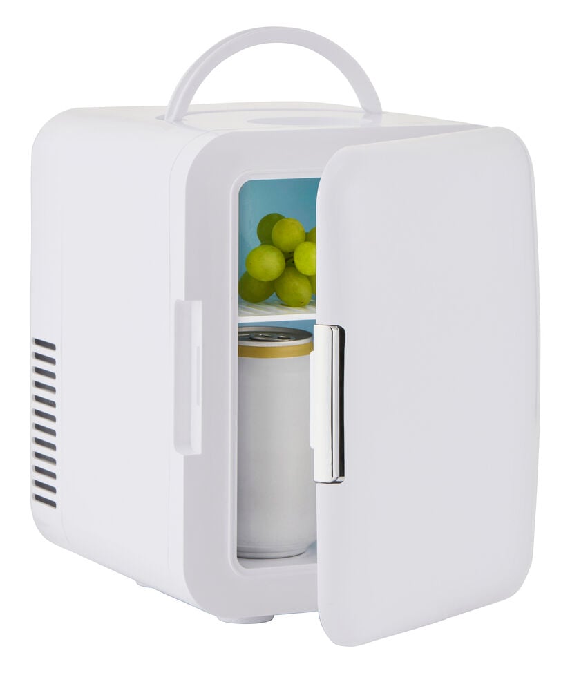 Hvitt Minikjøleskap 4 liter FR26 med åpen dør, grønne druer og en hvit boks inni.