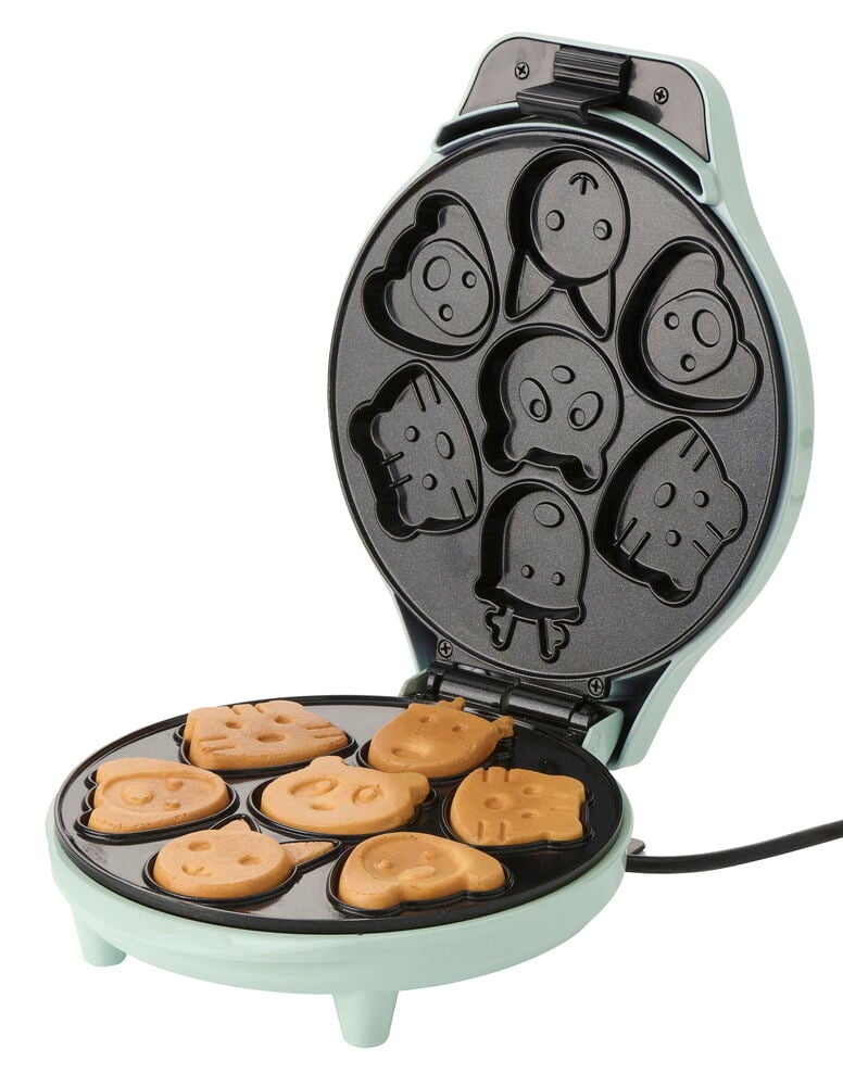 Ett ljusgrönt Våffeljärn Mini Djurfigurer PWF26 är öppet, som gör sju ljusbruna djurformade våfflor.