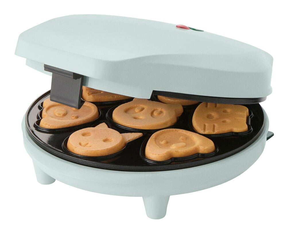 Ett ljusblått Våffeljärn Mini Djurfigurer PWF26, delvis öppet, visar sex gyllenbruna djurformade våfflor.