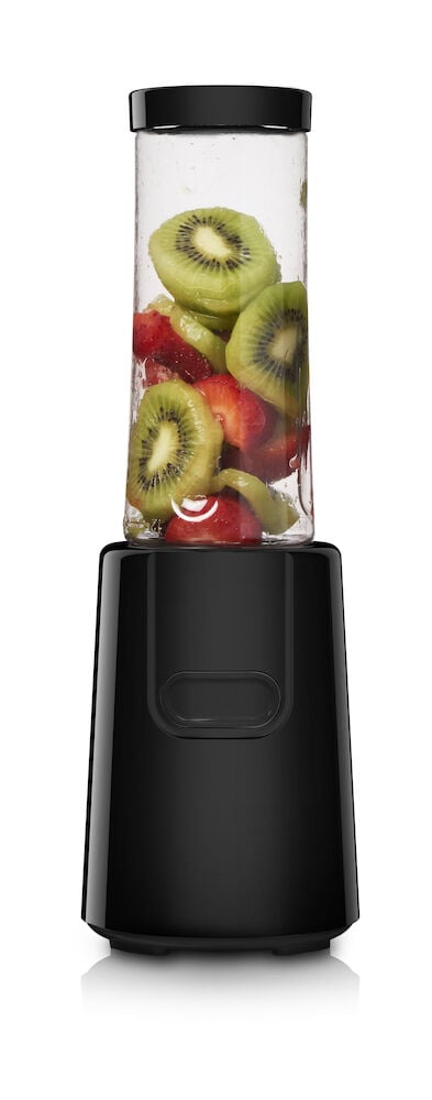 Svart bärbar blender med plastbehållare fylld med frukt.