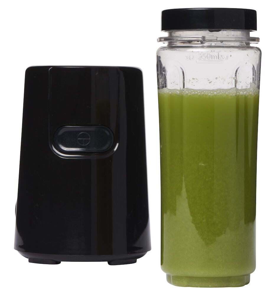 Svart blender med grön dryck i genomskinlig flaska.