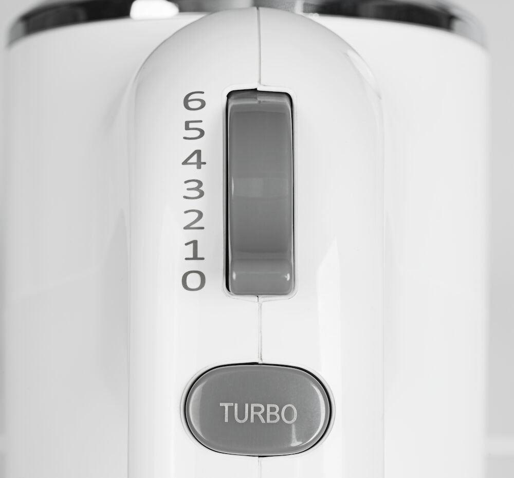 Vit handmixer med hastighetsreglage och turbo knapp.