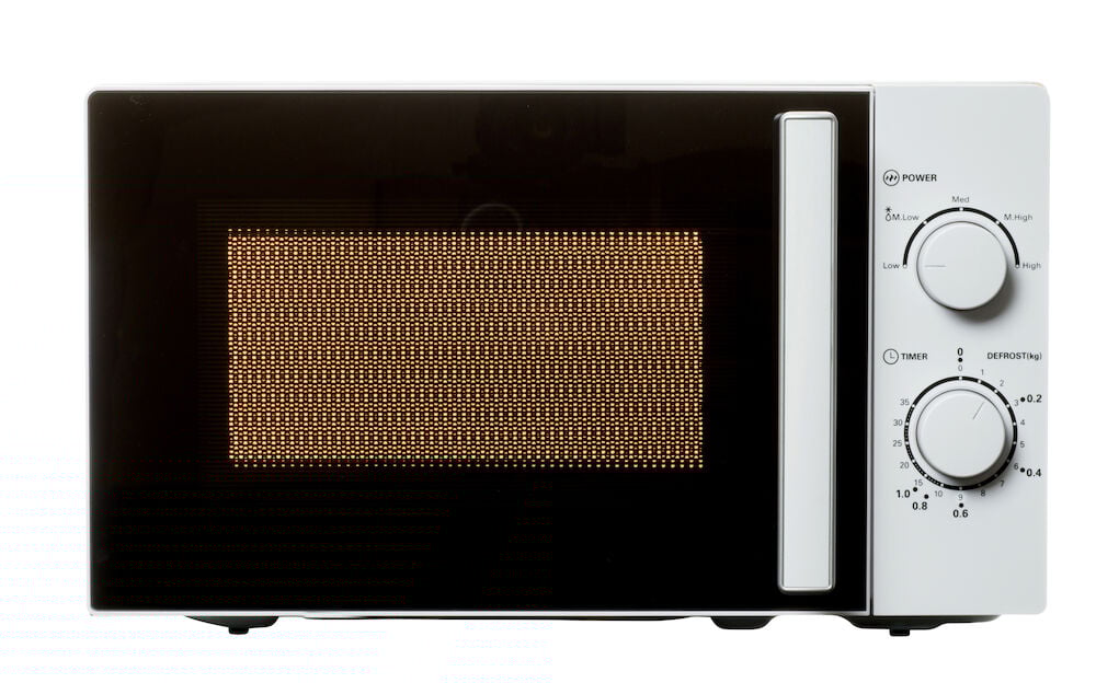 Weiße Mikrowelle mit schwarzen Details und Drehknöpfen.