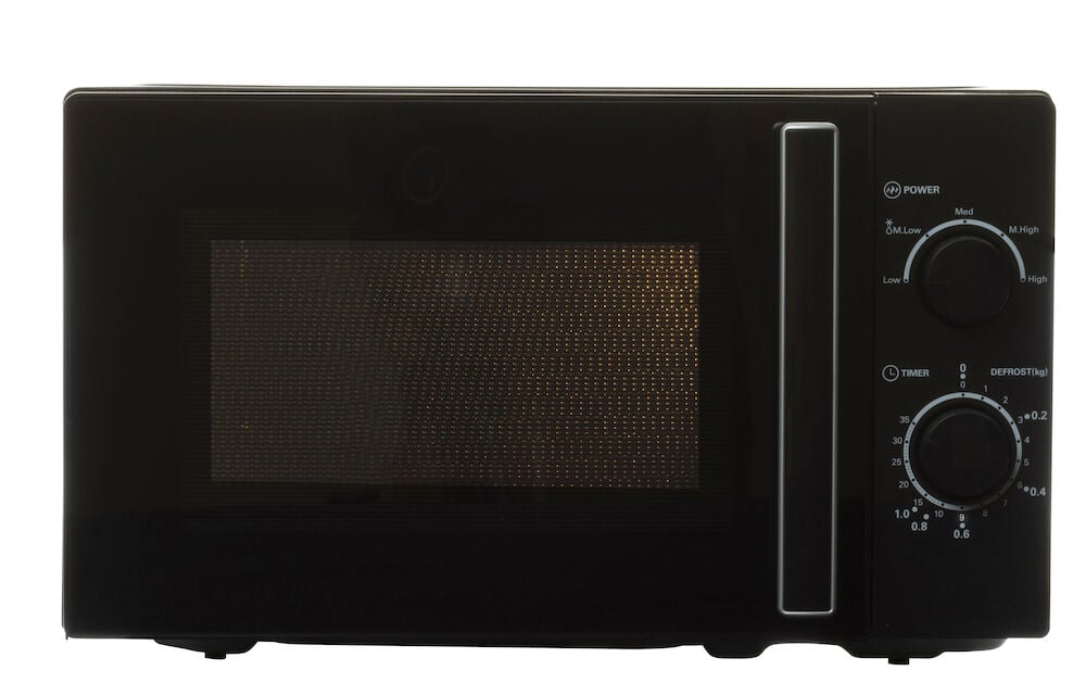 Svart mikrovågsugn med två manuella rattar.