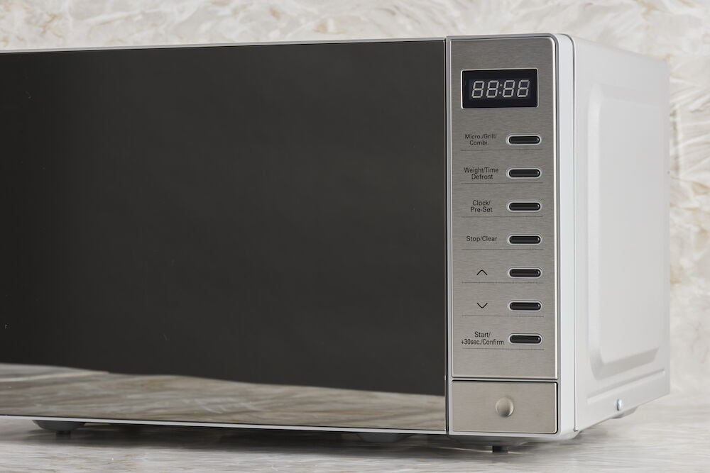 Mikroaaltouuni, jossa on digitaalinen paneeli ja peilietuosa.