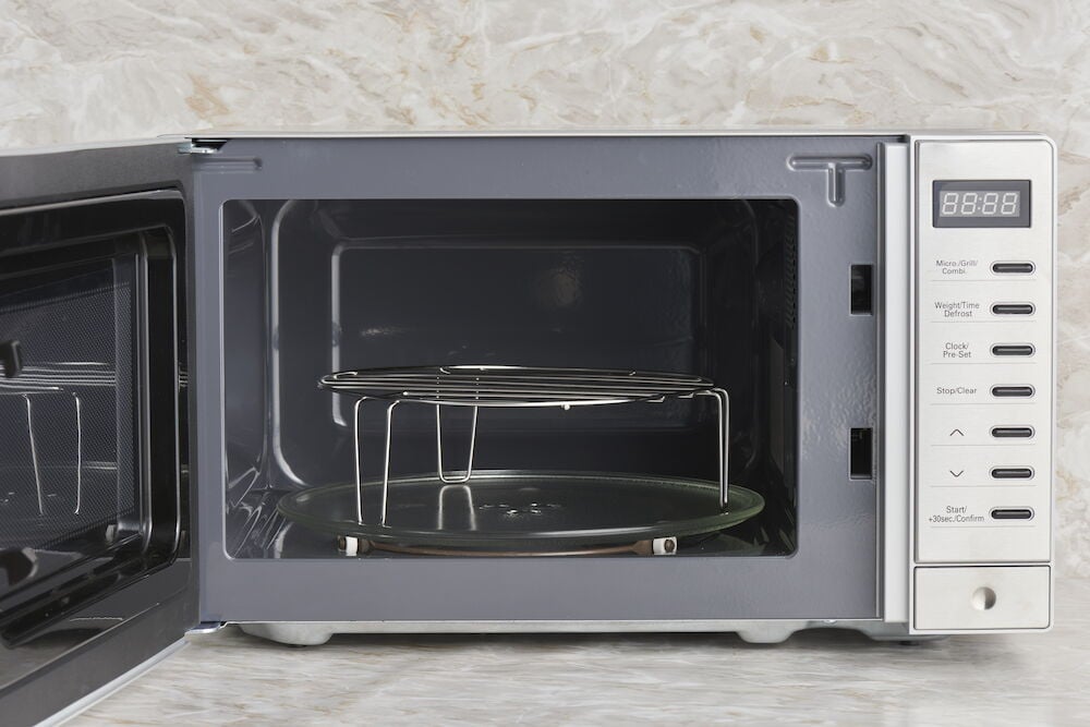 Mikroaaltouuni, jossa on avoin luukku ja lasilevy.