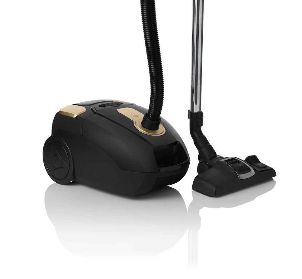 Svart dammsugare med slang och hjul på sidan.