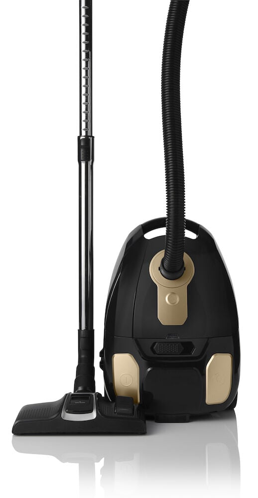 Svart dammsugare med metallrör och bred munstycke.