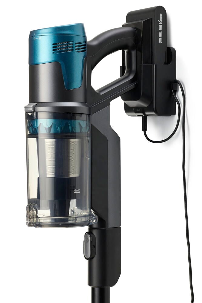 Stielstaubsauger PRO Sensor VCS25, türkis und schwarz, an einer Wandladestation mit sichtbarem Stromkabel montiert.