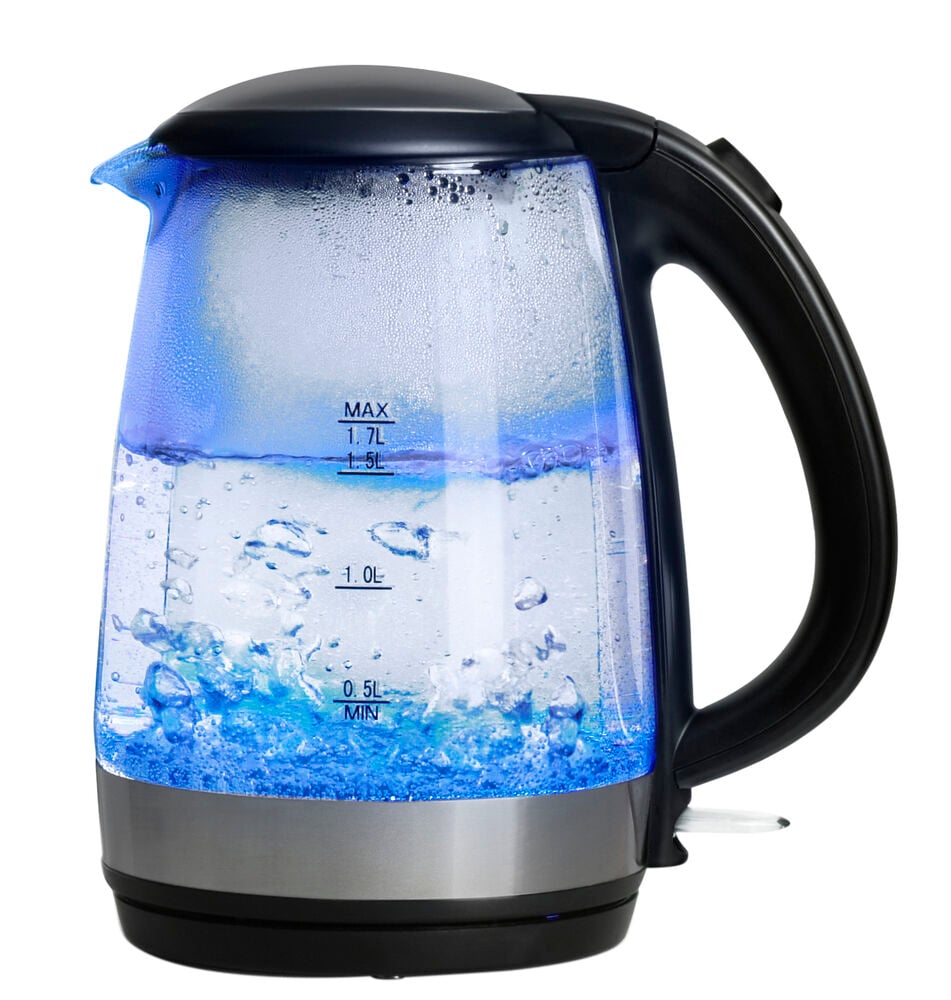 Glas vattenkokare med blå belysning kokande vatten.