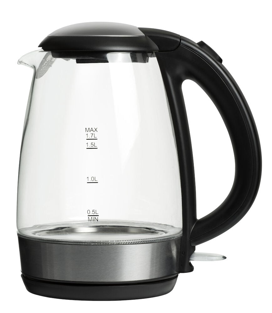 Genomskinlig elektrisk vattenkokare med svart handtag.
