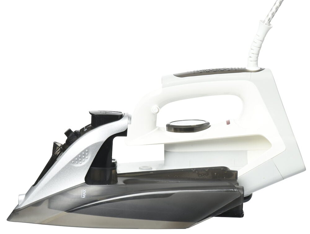 Mörkgrått ångstrykjärn med keramisk stryksula.