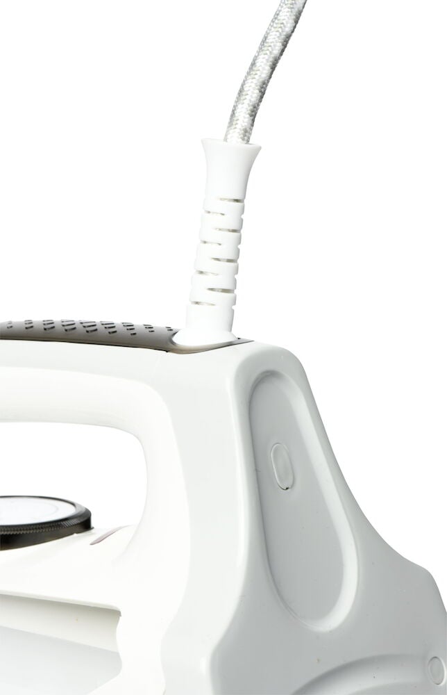 Närbild av vitt ångstrykjärn med slang och handtag.