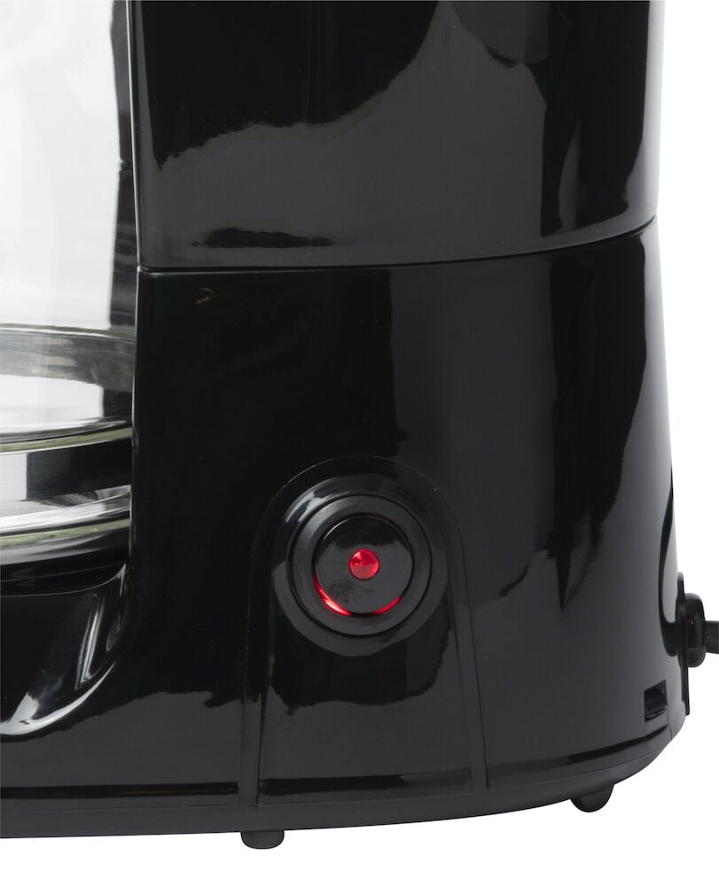 Svart kaffebryggare med glas och röd på-knapp.