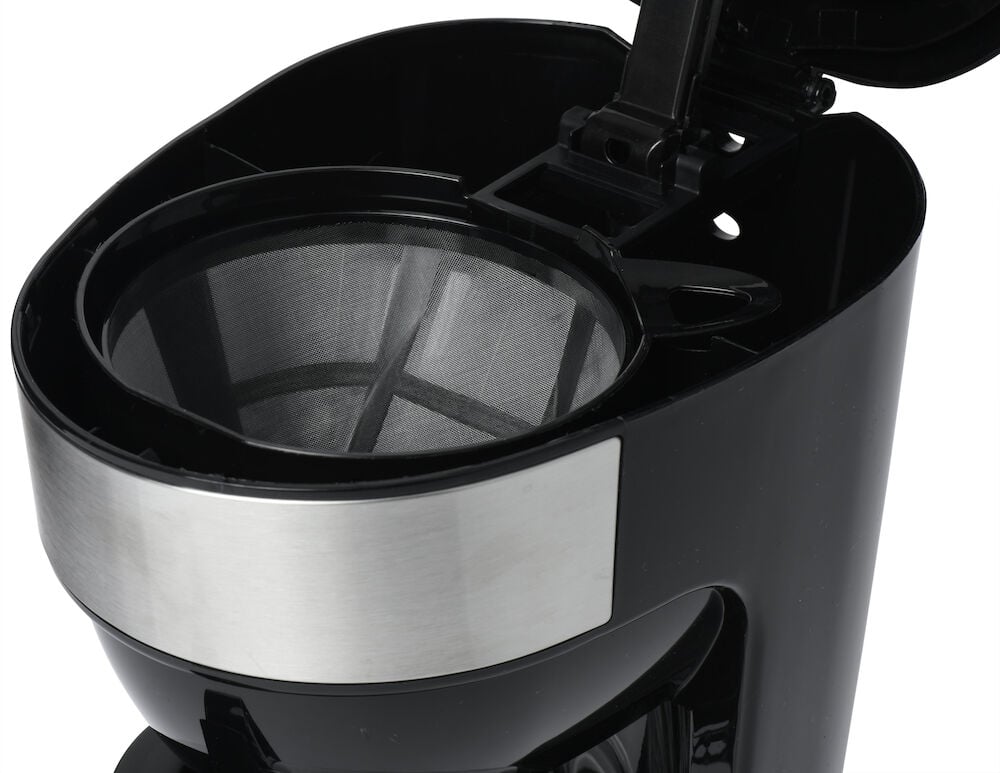 Svart kaffebryggare med öppet lock och filter.