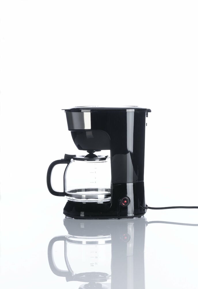Svart kaffebryggare med glaskanna och strömbrytare.