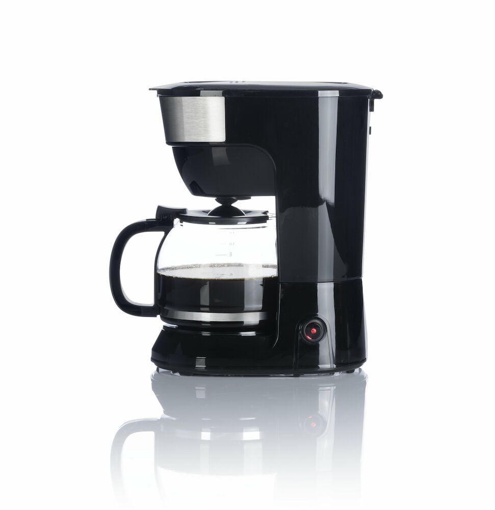 Svart kaffebryggare med glaskanna på vit bakgrund.