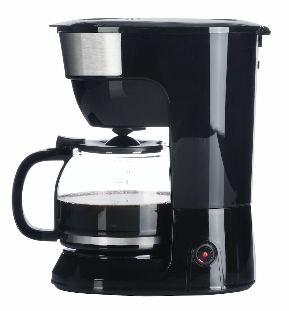 Svart kaffebryggare med glaskanna och röd på-knapp.