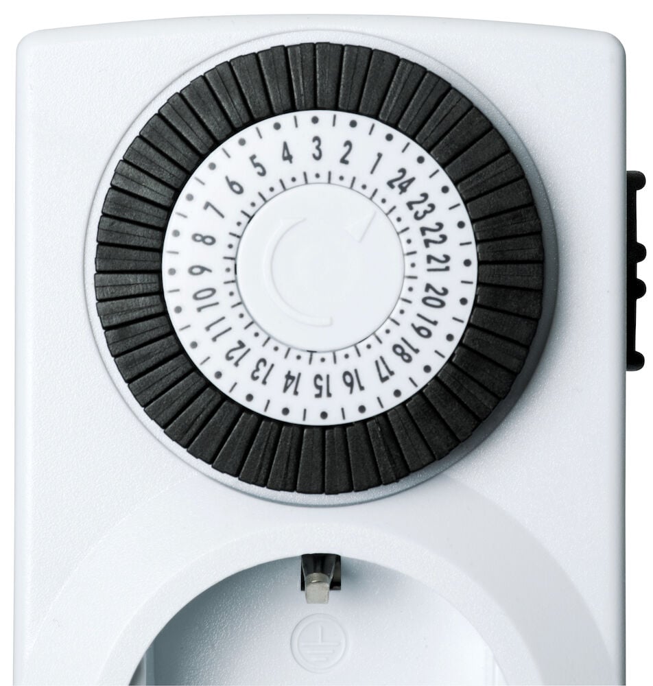 Vit mekanisk timer med svart urtavla.