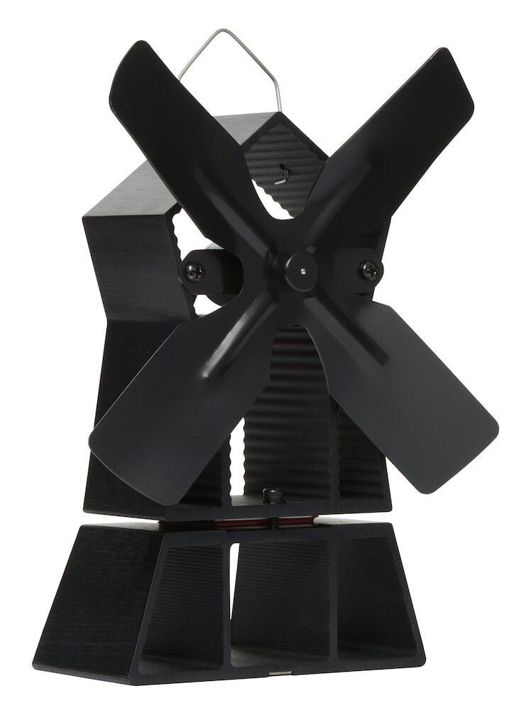 Musta kamiinipuhallin, jossa on neljä lapaa jalustalla.