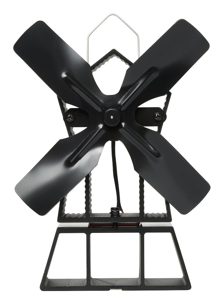 Musta kamiinatuuletin, jossa on neljä terää jalustalla.