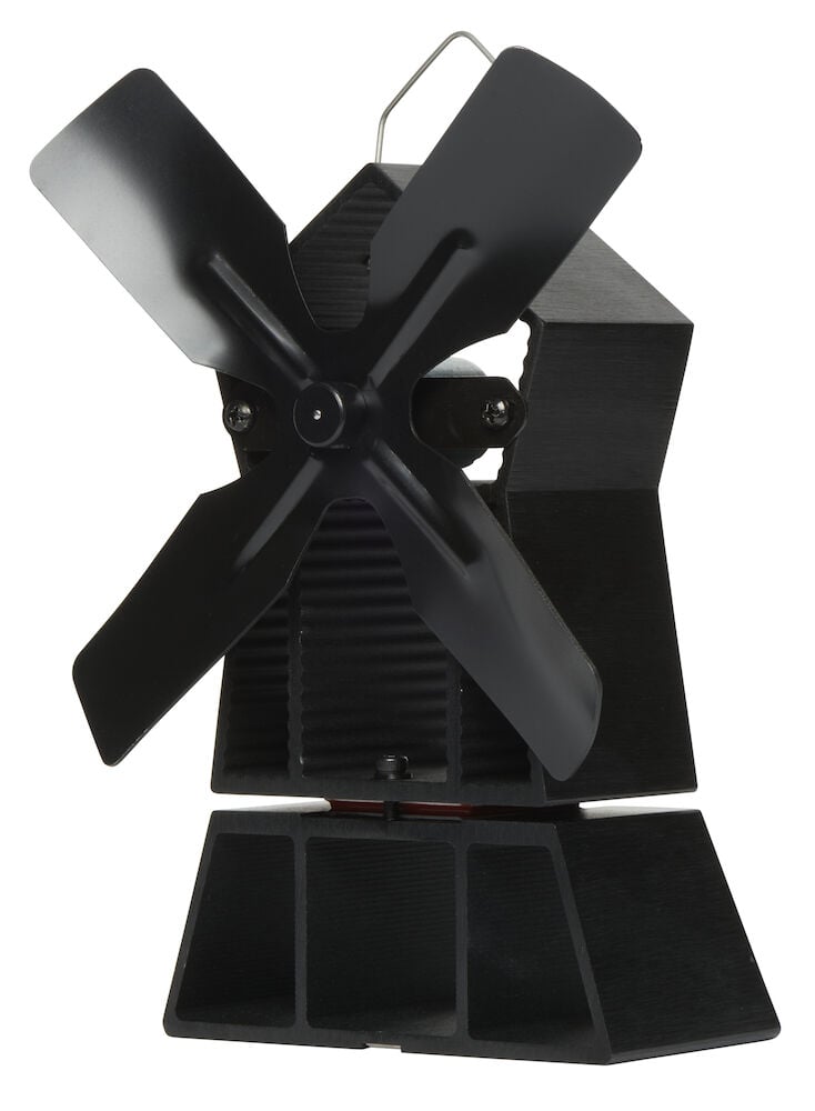 Musta kamiinapuhallin, jossa on neljä lapaa ja vakaa jalusta.