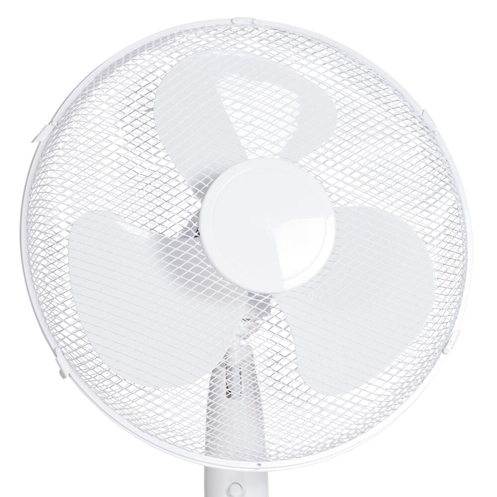 Valkoinen lattiatuuletin, jossa on kolme lapaa ja suojaritilä.