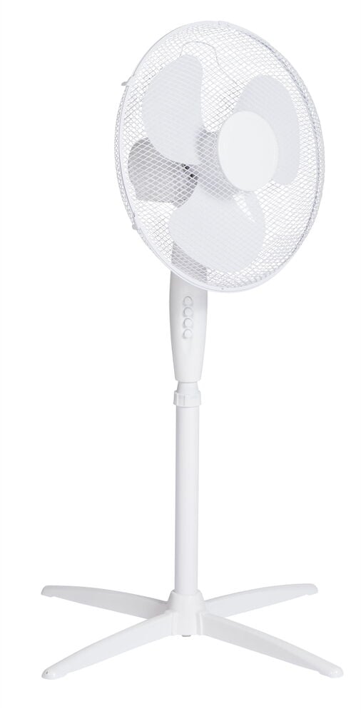 Valkoinen lattiatuuletin, jossa on kolme terää ja vakaa jalusta.