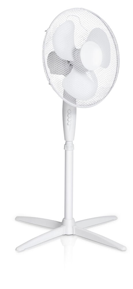 Valkoinen lattia tuuletin, jossa on kolme lapaa ja vakaa jalusta.