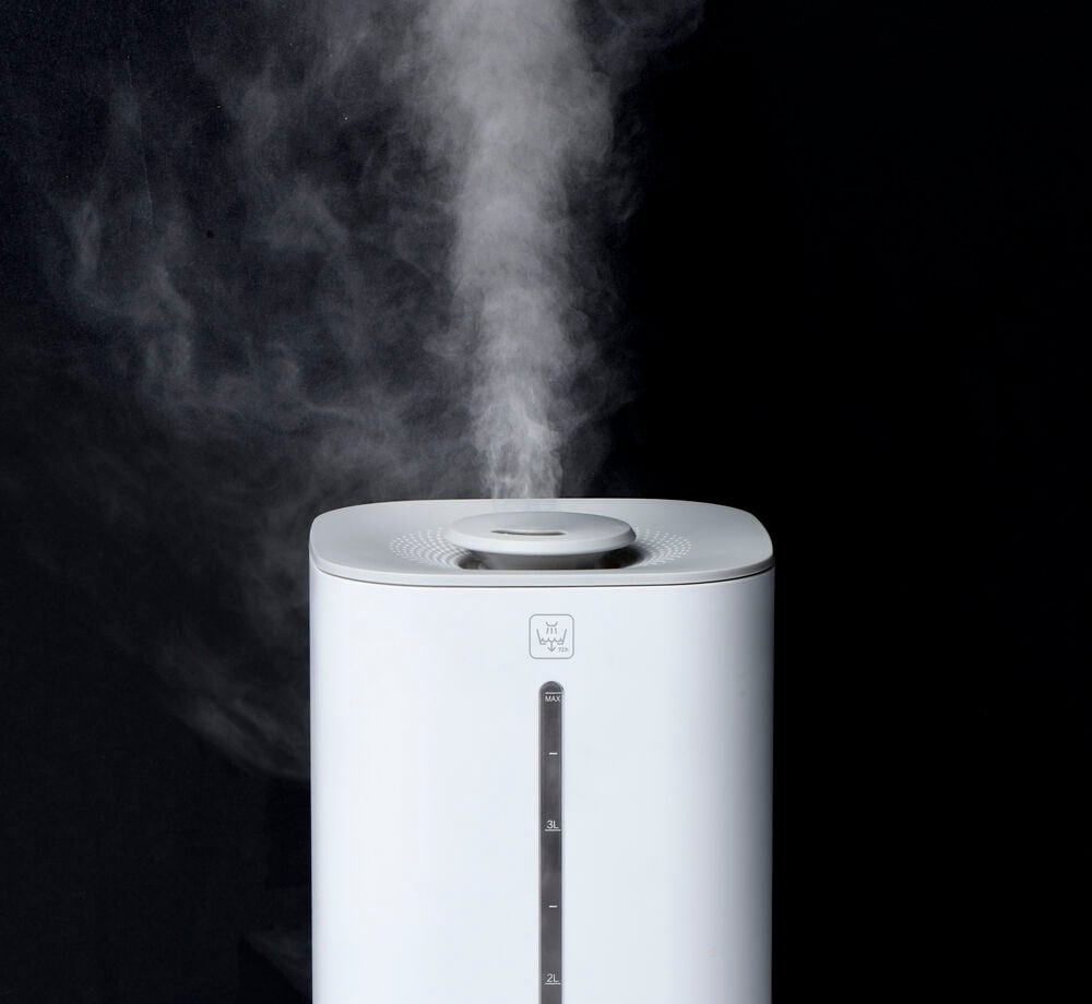 Vit luftfuktare som släpper ut synlig ånga.