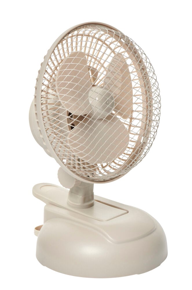 Valkoinen pöytätuuletin, jossa on säädettävä pää ja suojaritilä.