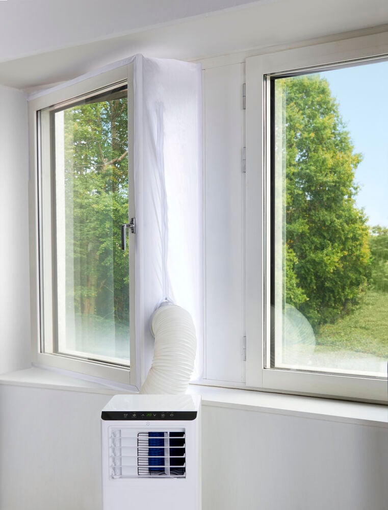 Ikkunatiivistesarja asennettuna avoimeen ikkunaan ilmastointiletkulla.
