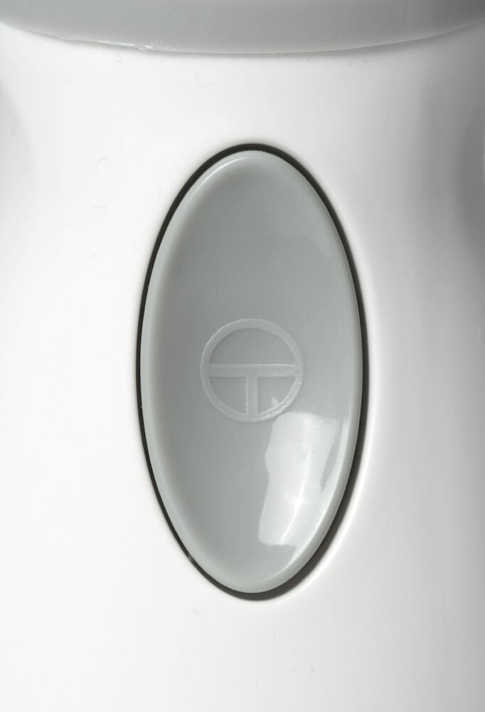 Närbild på vit stavmixer med oval grå knapp.