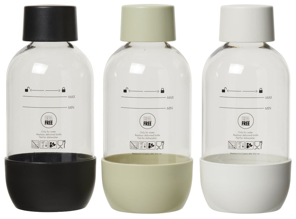 Kolme PET-pulloa eri väreissä korkilla.