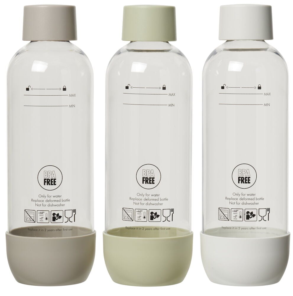 Tre genomskinliga PET-flaskor med lock i olika färger.