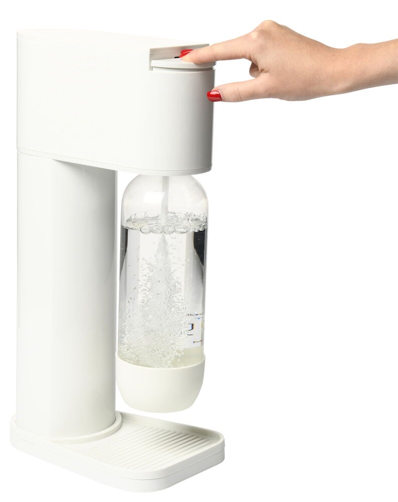 Vit kolsyremaskin med genomskinlig flaska och hand.