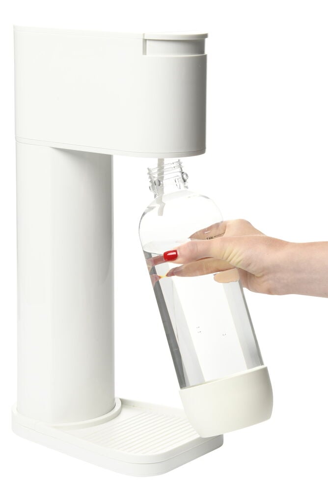 Vit kolsyremaskin med hand som håller PET-flaska.