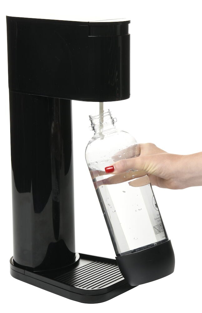 Svart kolsyremaskin med PET-flaska och hand.